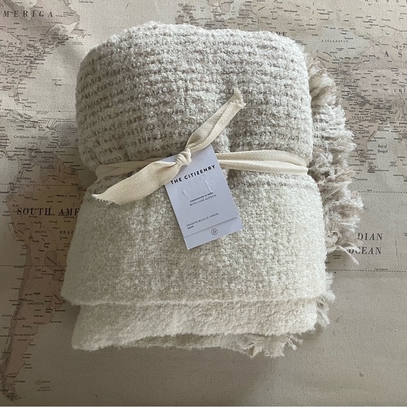 The Citizenry Handcrafted Peruvian Textile - Picture 5 of 9